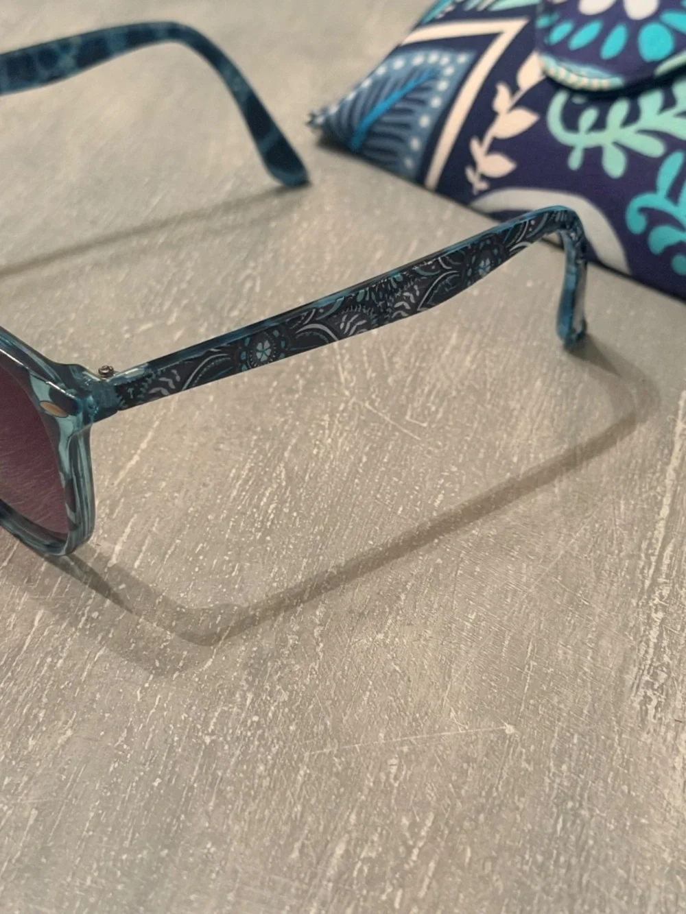 VERA BRADLEY SUNGLASSES W/ CASE